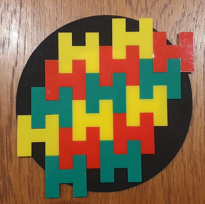 H polyomino tesselation