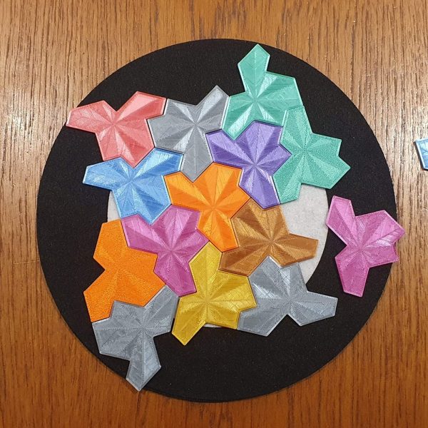 hat tile aperiodic tesselation